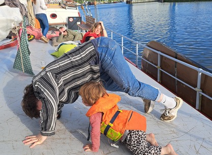 ouders en kind actie aan boord.jpg