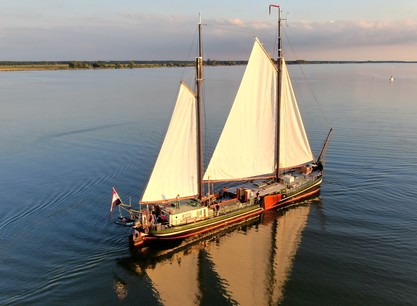 Sûdwester Sudwester schip met spiegelbeeld header.jpg