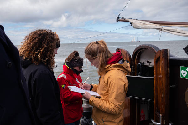 Zeilblog - Plastic expeditie op de Lauwerszee: schone manoeuvre voor de Waddenzee