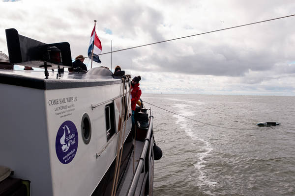 Zeilblog - Plastic expeditie op de Lauwerszee: schone manoeuvre voor de Waddenzee