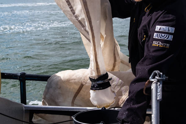 Zeilblog - Plastic expeditie op de Lauwerszee: schone manoeuvre voor de Waddenzee