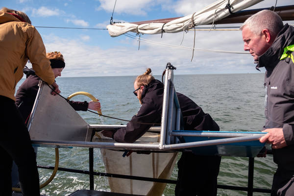 Zeilblog - Plastic expeditie op de Lauwerszee: schone manoeuvre voor de Waddenzee