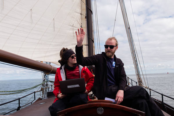 Zeilblog - Plastic expeditie op de Lauwerszee: schone manoeuvre voor de Waddenzee