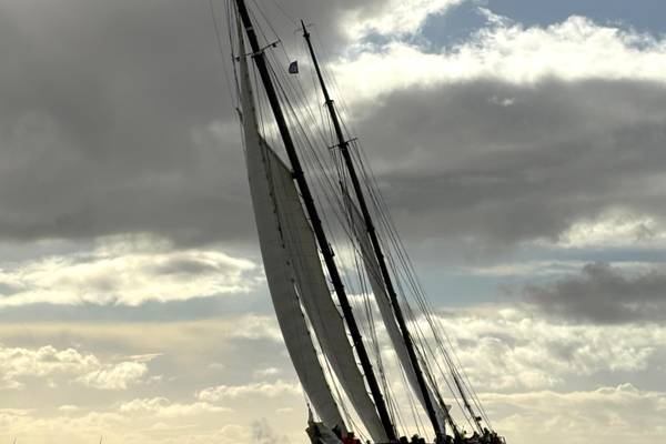 Zeilblog - De Slag in de Rondte 2025: De Welvaart trotseert wind en redt een onverwachte passagier