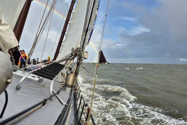 Zeilblog - De Slag in de Rondte 2025: De Welvaart trotseert wind en redt een onverwachte passagier