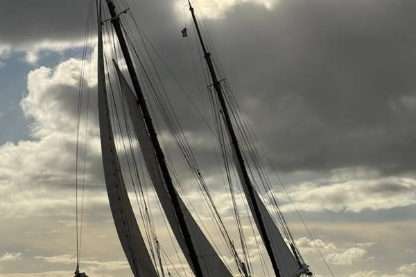 Zeilblog - De Slag in de Rondte 2025: De Welvaart trotseert wind en redt een onverwachte passagier